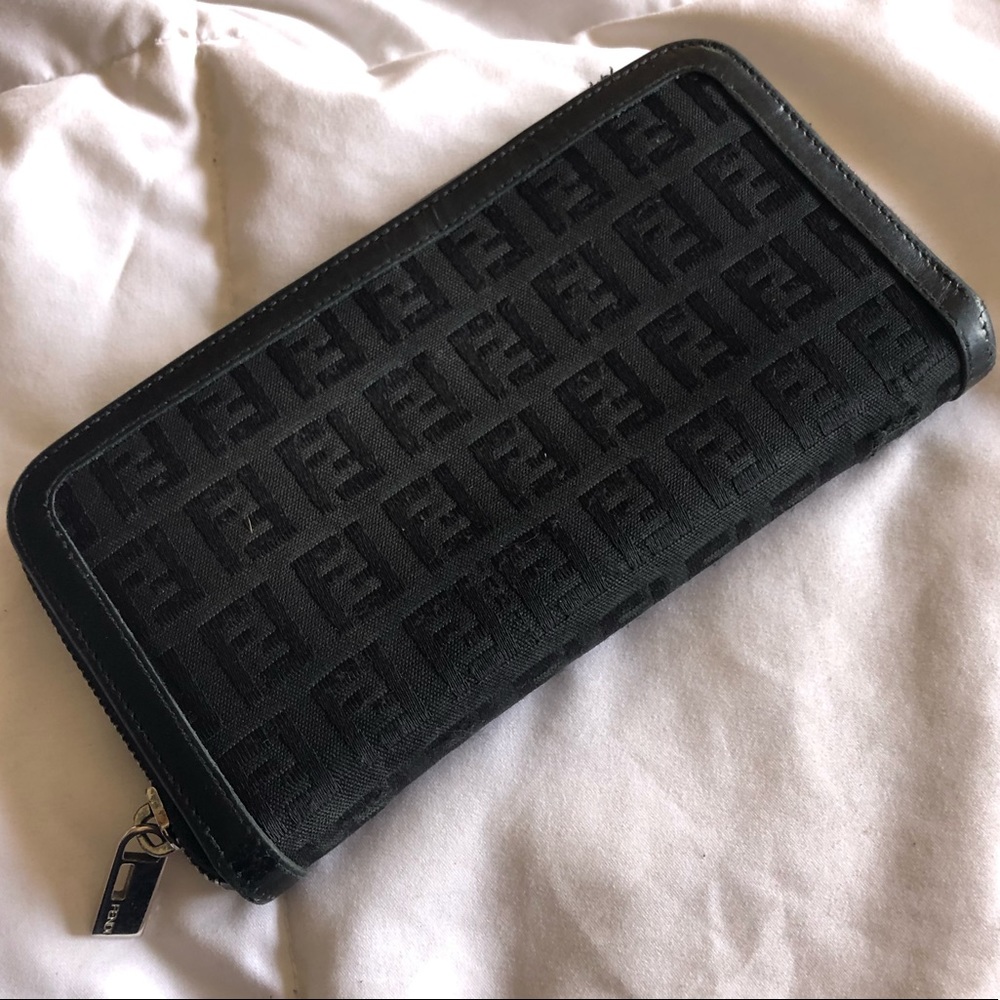 Vintage FENDI Logo Black Zip Round Wallet